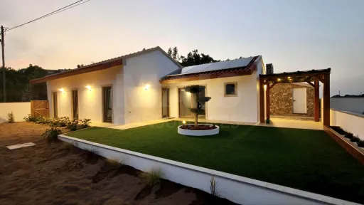 Moradia Térrea c/ Piscina, Jardim, Anexo, Garagem e Parqueamento, Inserida em Lote de 3.476m2 !