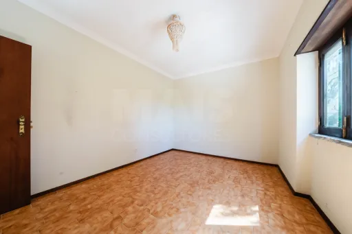 Moradia Isolada com Terreno de 9.840 m² em Barreiras – Cadaval