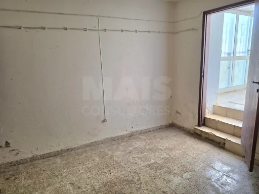 Moradia para recuperar com comercio, indústria, habitação e terreno com árvores de fruto