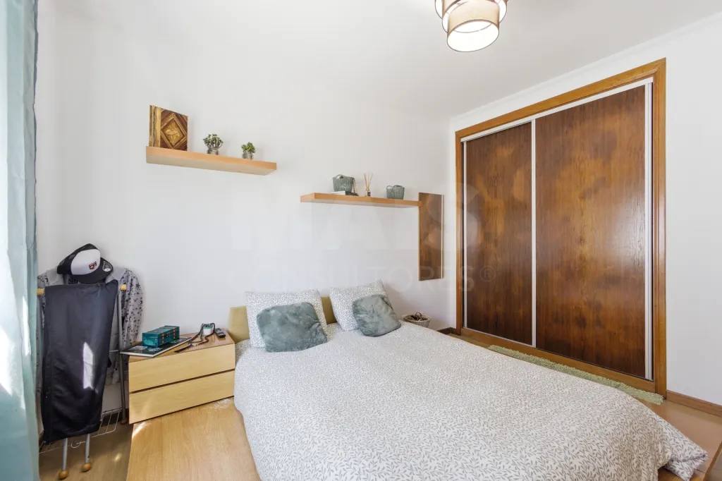 Apartamento T2 com varandas e arrecadação em Peniche