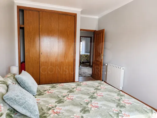 Moradia T3+1 pronta a habitar | Garagem fechada, pátio com churrasqueira e a 5 min das praias !
