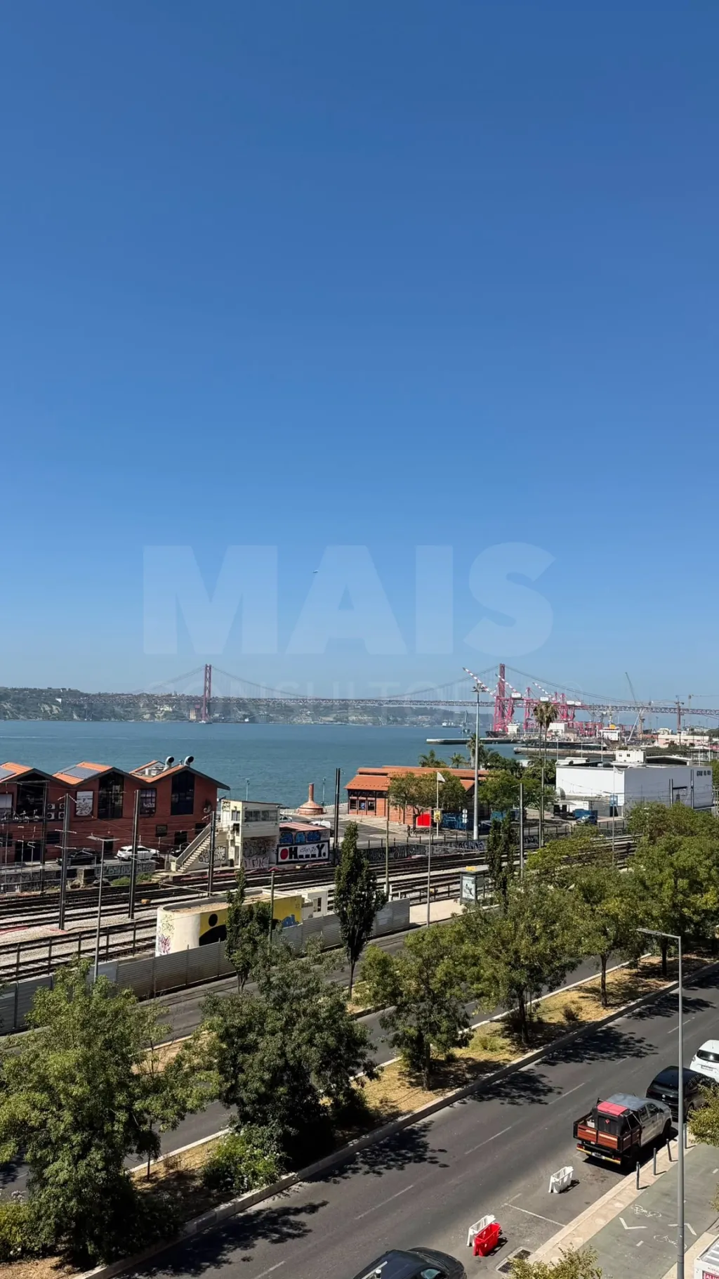 T1 Remodelado com Vista Rio | Av. 24 de Julho — Cais do Sodré