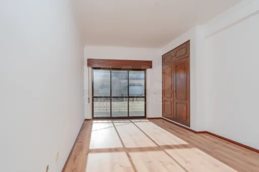 Oportunidade no Porto Alto, moradia T4+1 com 204m2 e logradouro.