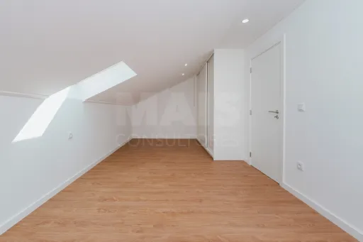 Moradia T3 Totalmente Remodelada com Logradouro em Coruche