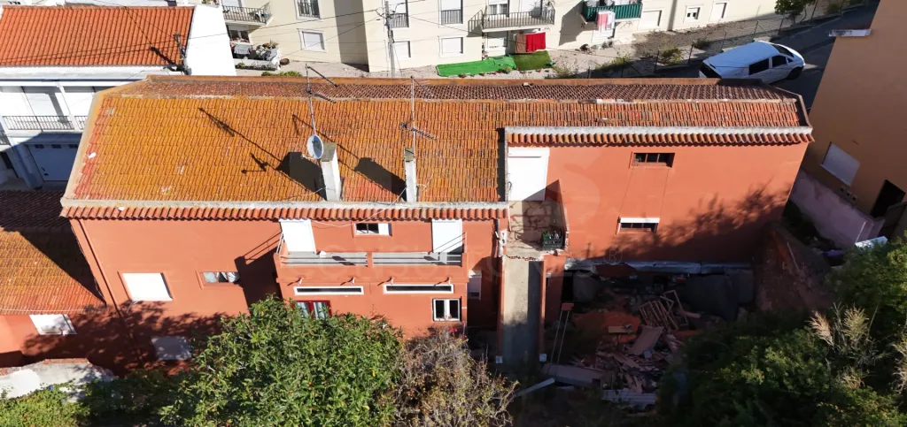 Prédio em propriedade total, localizado numa zona central da Lourinhã,