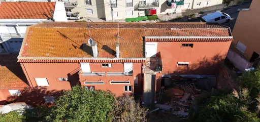 Prédio em propriedade total, localizado numa zona central da Lourinhã,