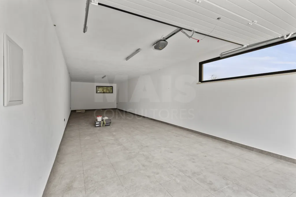 Moradia T3+1 NOVA com piscina em terreno de 2098m2