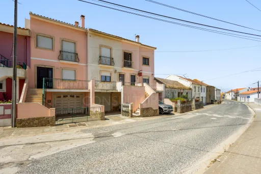 Moradia T3 com quintal e garagem a 5 min. da praia