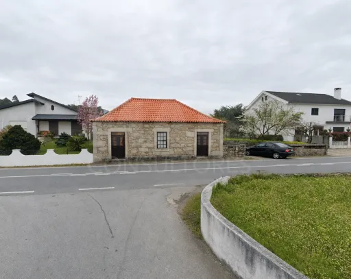 Moradia térrea em pedra pronta a habitar, próxima da praia de Vila Praia de Âncora