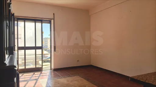 Apartamento T2 com Marquise e Despensa | 1º Andar | Perto das Praias