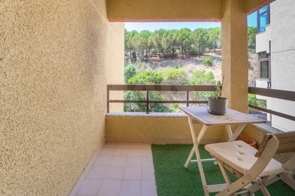 T2 com excelentes áreas, duas casas de banho e varandas em todas as divisões | Casal da Mira – Amadora