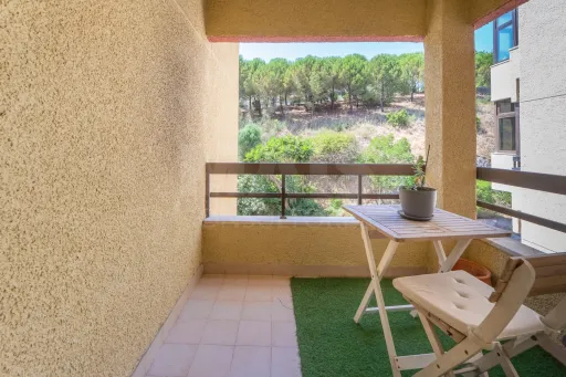 T2 com excelentes áreas, duas casas de banho e varandas em todas as divisões | Casal da Mira – Amadora