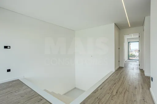 Magnifica moradia V4 Nova na Granja em Vialonga com piscina de água salgada