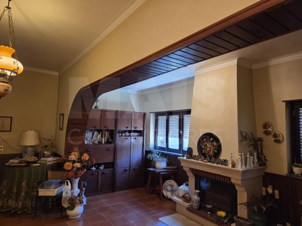 Moradia T3 com Jardim, Anexos e Enorme Potencial – Moitas Vendas