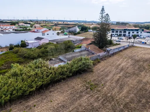 Moradia inserida num amplo terreno com 4.730 m²