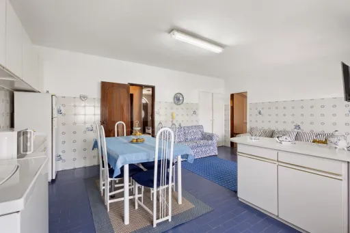 Moradia T4 com cave, garagem e quintal no centro de Peniche