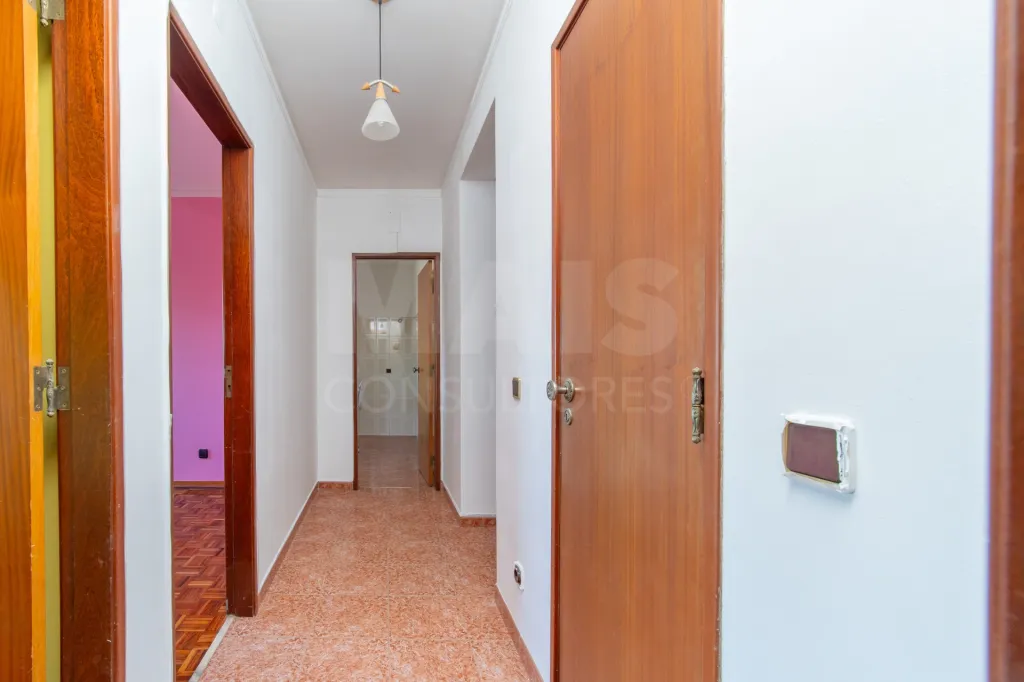 Apartamento T3 com varandas, arrecadação e vista desafogada em Samora Correia