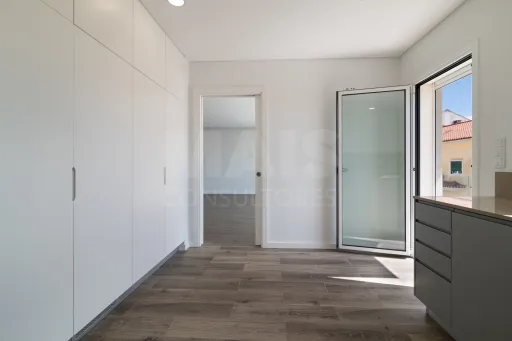 Moradia Geminada T4 + 1 com Piscina Famões