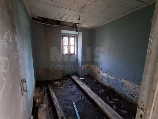 Moradia e 2 Armazéns em A-dos-Francos