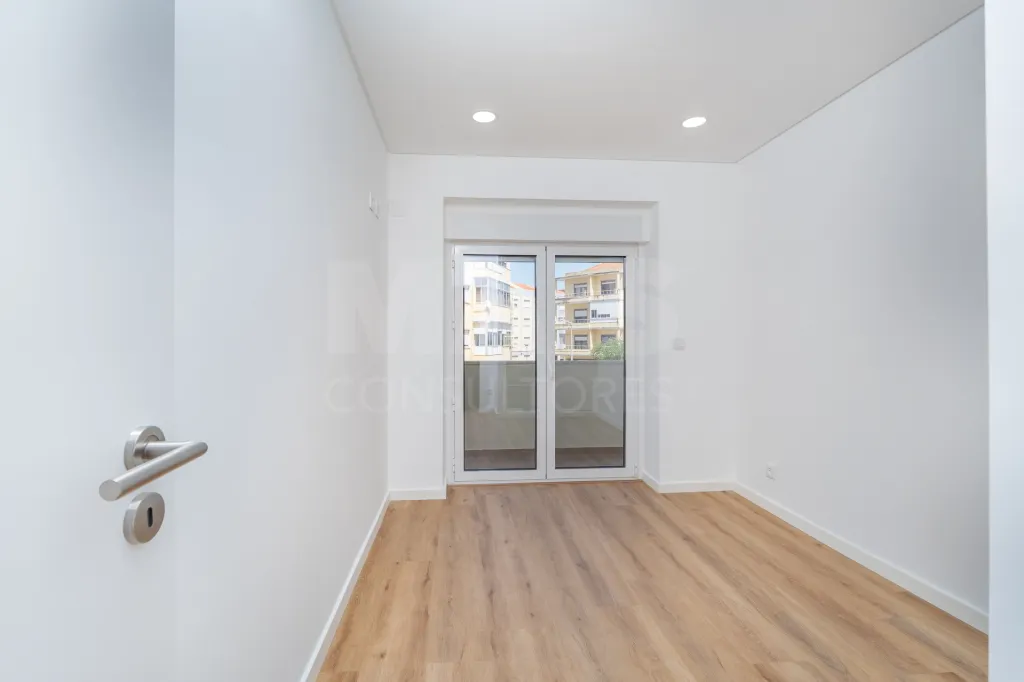 Apartamento T2 Totalmente Remodelado com Varanda no Coração de Alverca | Modernidade, Conforto e Localização de Excelência