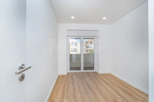 Apartamento T2 Totalmente Remodelado com Varanda no Coração de Alverca | Modernidade, Conforto e Localização de Excelência