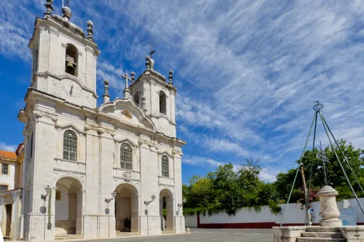 Moradia Térrea Renovada– Com dois Magníficos Espaços Exteriores