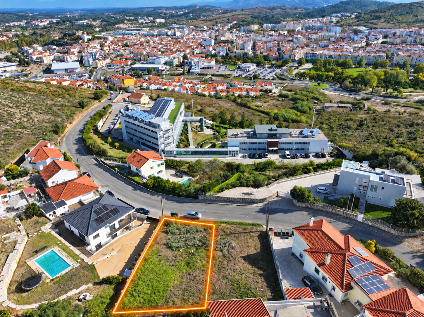 Lote Urbano c/ 484m2 e Proj. para Moradia T4 com Piscina & Vista Desafogada | VARATOJO