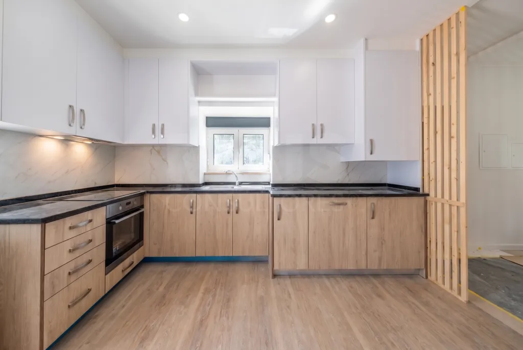 Moradia T2+1 totalmente remodelada com garagem e sótão em Alfeizerão