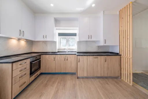 Moradia T2+1 totalmente remodelada com garagem e sótão em Alfeizerão