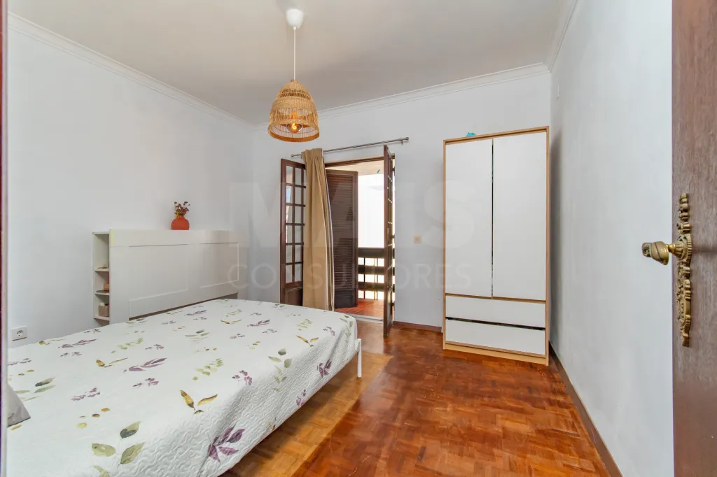 4-Bedroom House in Downtown Samora Correia