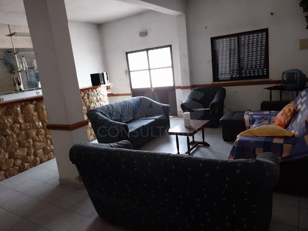 Moradia Bi Familiar para remodelar em Propriedade Horizontal