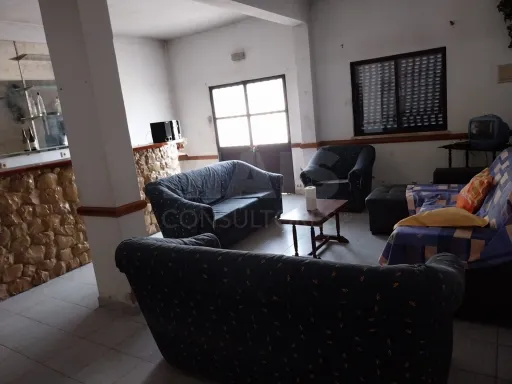 Moradia Bi Familiar para remodelar em Propriedade Horizontal