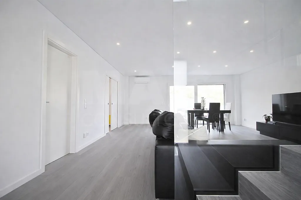 Moradia T4+1 com Quintal e Espaço para Piscina | Famões (Pontinha)