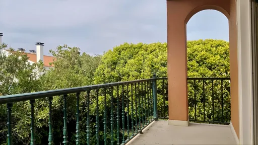 Moradia T5 de Prestígio com Vista Mar, Terreno de 2.075 m² e Detalhes Artísticos Exclusivos