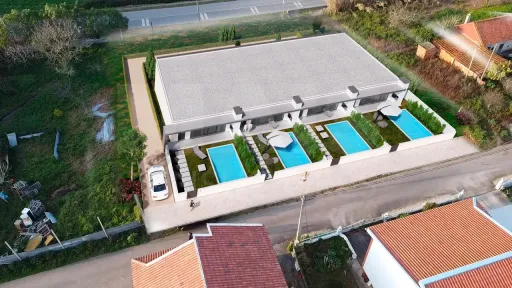 Moradia T3 em construção com piscina privada