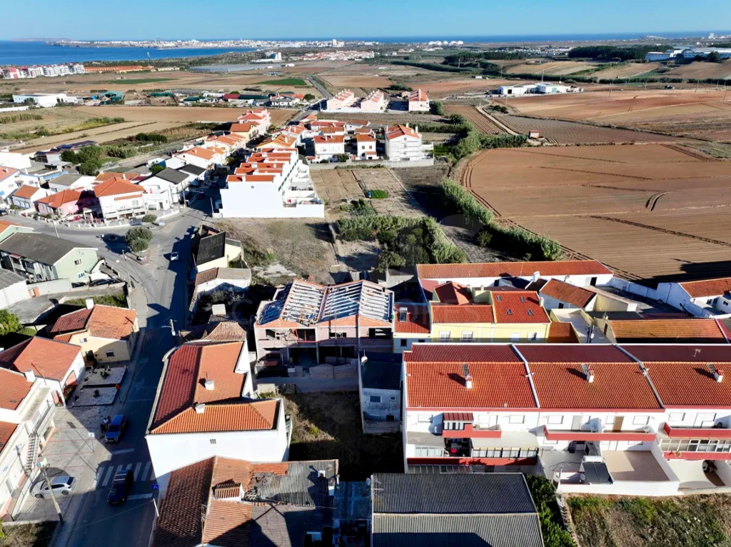 Apartamento T2 com Varanda & Parqueamento Privado, a 1 km da Praia da Consolação | Atouguia da Baleia – Peniche