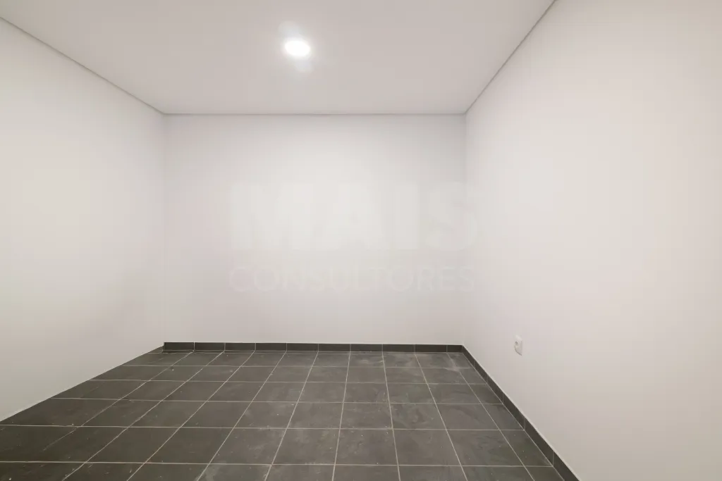 Moradia Geminada T4 + 1 em Famões