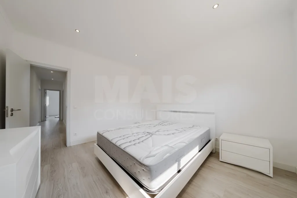 Moradia T5 com Armazém e Terreno na Usseira, Óbidos