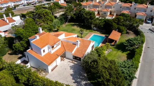 Moradia com piscina em lote de 1500m2 na Praia d'el Rey