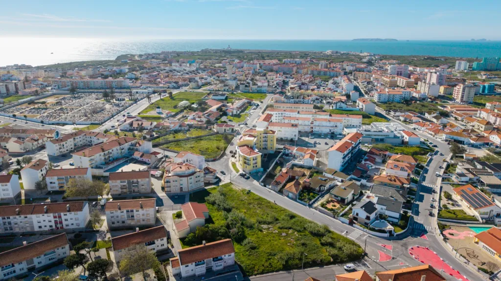 Apartamento T2 com varandas e arrecadação em Peniche