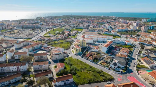 Apartamento T2 com varandas e arrecadação em Peniche