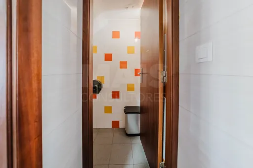 Prédio no centro de Peniche – com comércio e habitação, vista mar