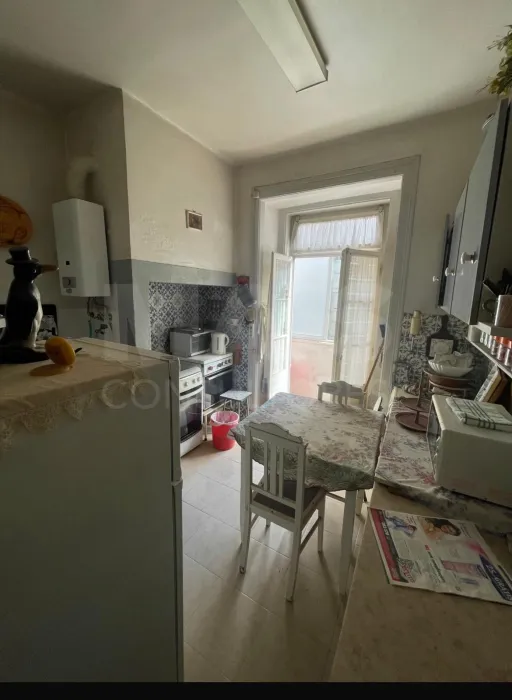 🏡Apartamento T4 para recuperação total em zona com charme histórico no coração de Lisboa!