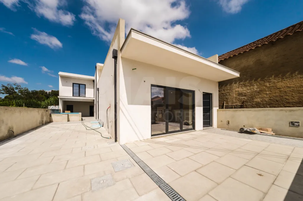 Moradia T3 Nova com Piscina