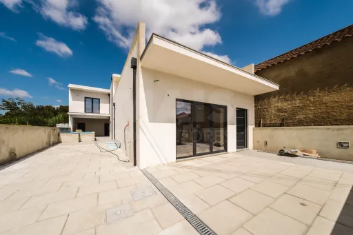 Moradia T3 Nova com Piscina