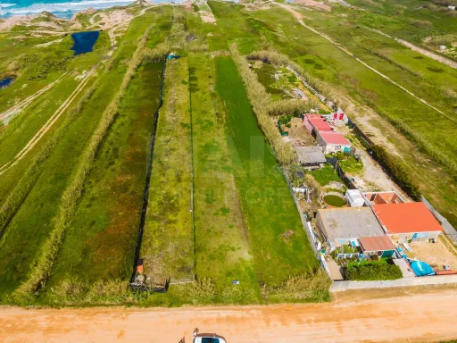 Terreno rústico com 2.760 m², localizado em zona privilegiada à beira-mar no Baleal.