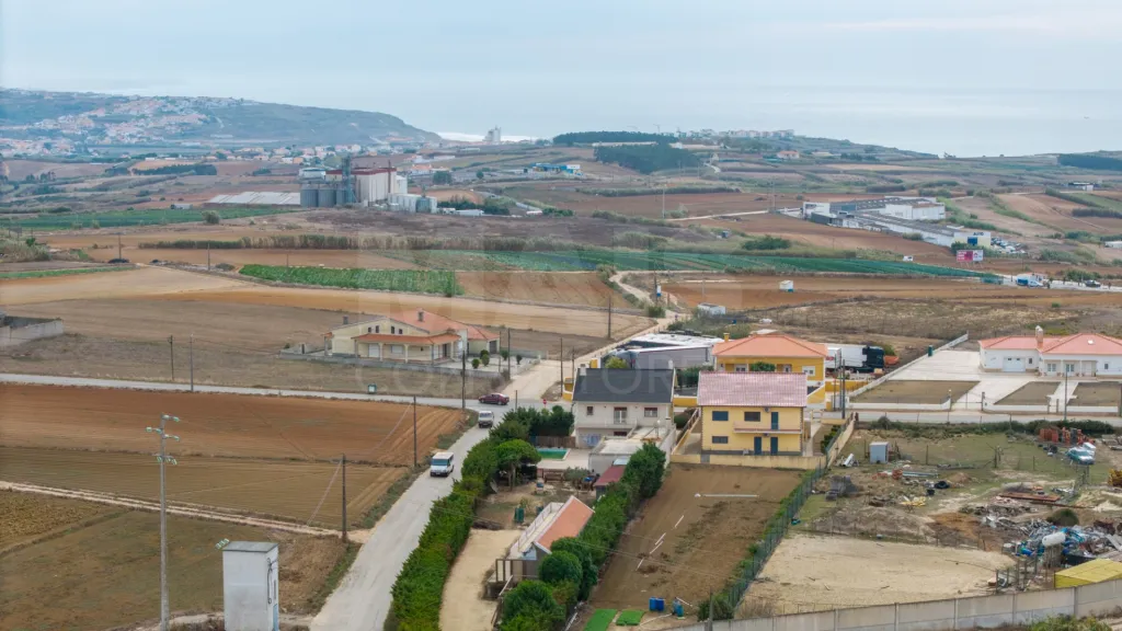 Moradia T5 com piscina e garagem em terreno de 2.000m2 na Bufarda