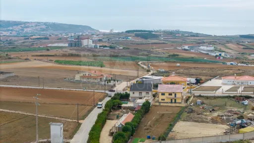Moradia T5 com piscina e garagem em terreno de 2.000m2 na Bufarda
