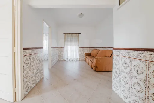 Prédio no centro de Peniche – com comércio e habitação, vista mar