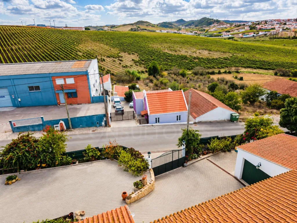 Moradia T2 com anexo T1, piscina e terreno de 1.000 m², em Torres Vedras